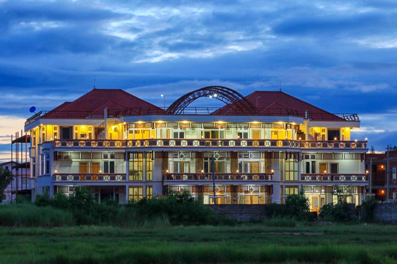 Five One Star Hotel Nyaung Shwe Buitenkant foto